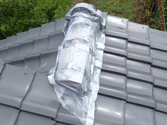 倒壊した棟瓦の仮養生