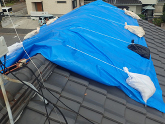 棟からの雨漏りをブルーシートで養生