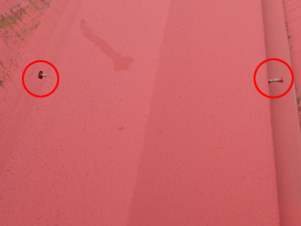 棟板金の釘が浮いている