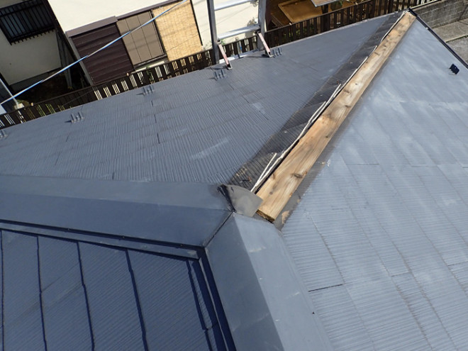 西多摩郡奥多摩町川井で棟板金が飛散した原因は台風の強風と固定用の釘の緩みでした