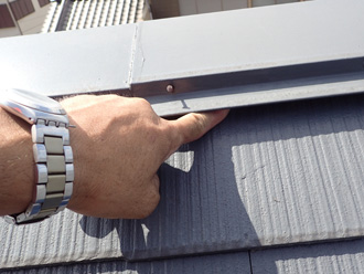 釘が浮いて棟板金が外れかかっている