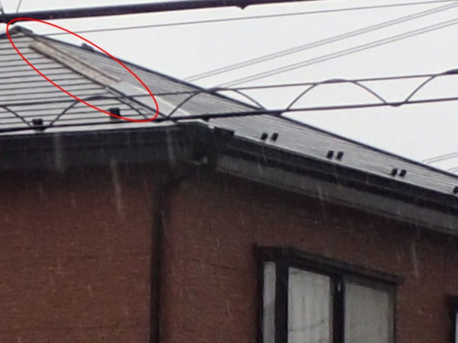 棟板金が外れたお住まい