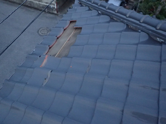 強風で瓦が落下している