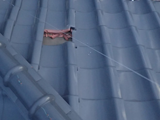 剥がれた瓦が割れている