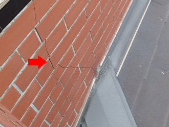 飾り煙突のタイルが割れている