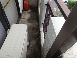 バルコニーの床面が汚れている