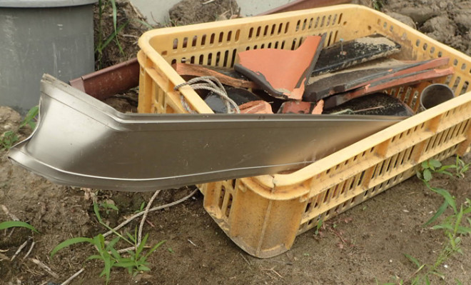 台風で外れた棟板金と屋根瓦