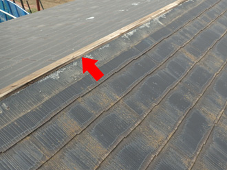 強風で外れた棟板金