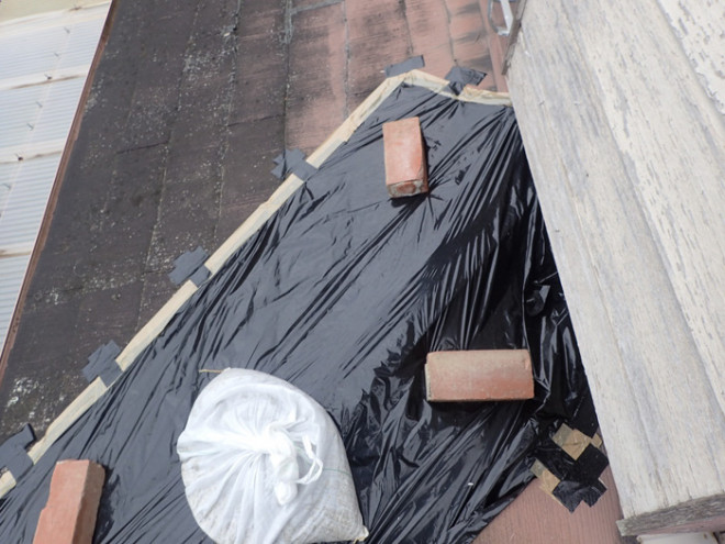 棟板金が飛散した箇所の養生