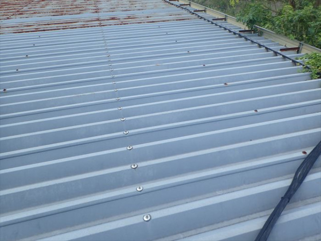 茂原市千沢の工場にて雨漏り発生、折板屋根の錆び・穴あきを確認