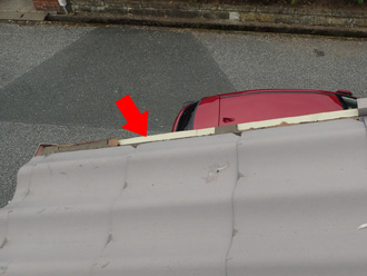 ケラバ板金が外れている