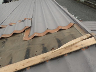 棟板金と屋根材が飛散