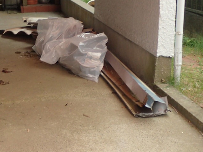 強風で外れた棟板金