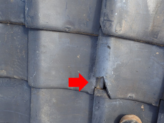 瓦が欠けている