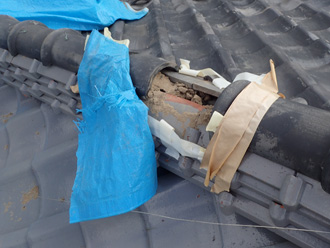 棟瓦が外れている