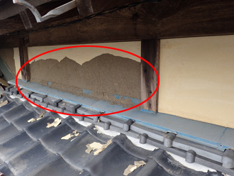 土壁が崩れている