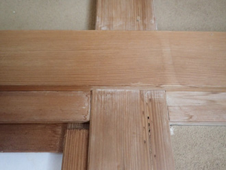 雨漏りによる柱の雨染み