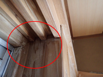 ふすまにシミが雨漏りで残っている