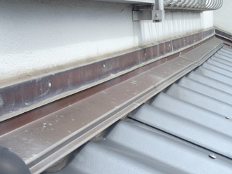 雨仕舞に問題があり雨漏りしている