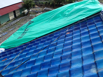 三浦市南下浦町で瓦が剥がれによる雨漏りで天井化粧板が脱落