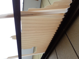 強風で破損した波板