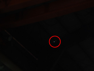 雨漏り調査　暗くすると光が漏れている