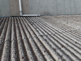 雨漏り調査　屋根の波板スレートが傷んできている