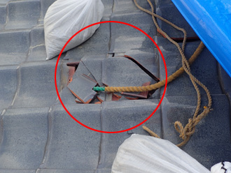 瓦が割れている