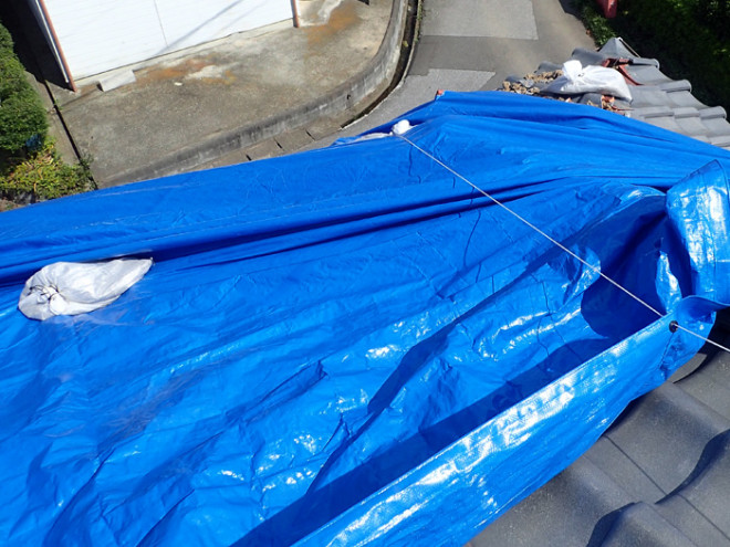 ブルーシートで養生した屋根