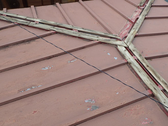 川崎市幸区塚越の台風被害で瓦や棟板金が外れて雨漏りしていました