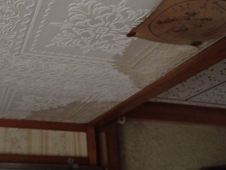 天井にできた雨染み