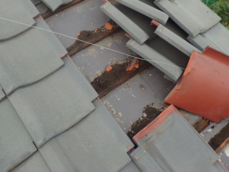 川崎市中原区下小田中で台風による屋根瓦外れと防水紙破れによる雨漏り