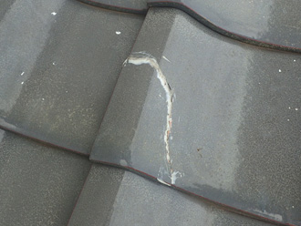 瓦が割れている