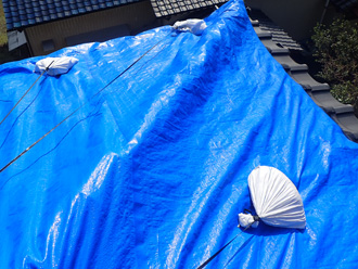 瓦が剥がれた屋根にブルーシート設置