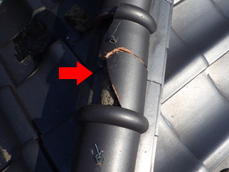 棟瓦も割れている