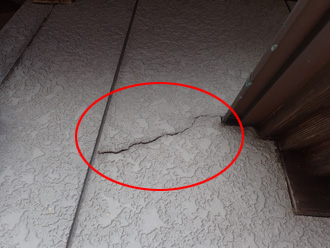 外壁のひび割れが発生している