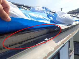 軒先の瓦が外れている