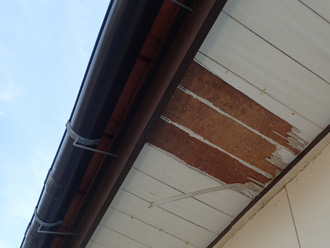 軒天が剥がれている