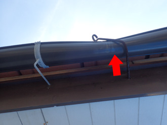 雨樋が変形している