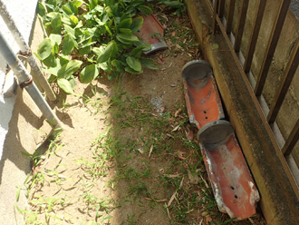 庭に落下している棟瓦