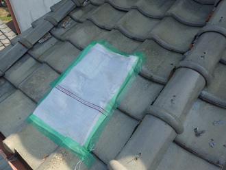 割れた瓦を養生