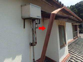 雨樋が外れかかっている