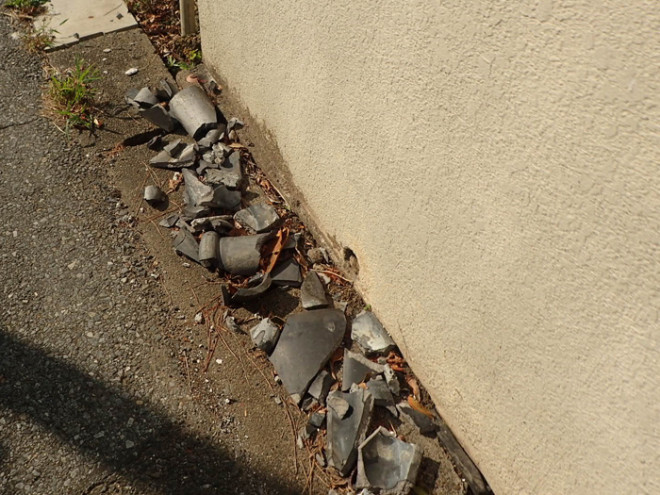 屋根から落下した瓦