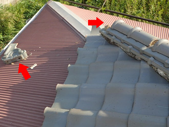 鬼瓦が外れている