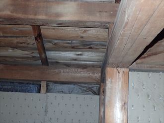 屋根裏の雨染み