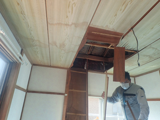 既存の天井を解体