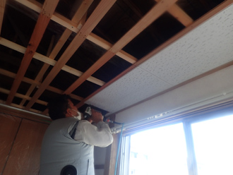 天井材（ジプトーン）を張る