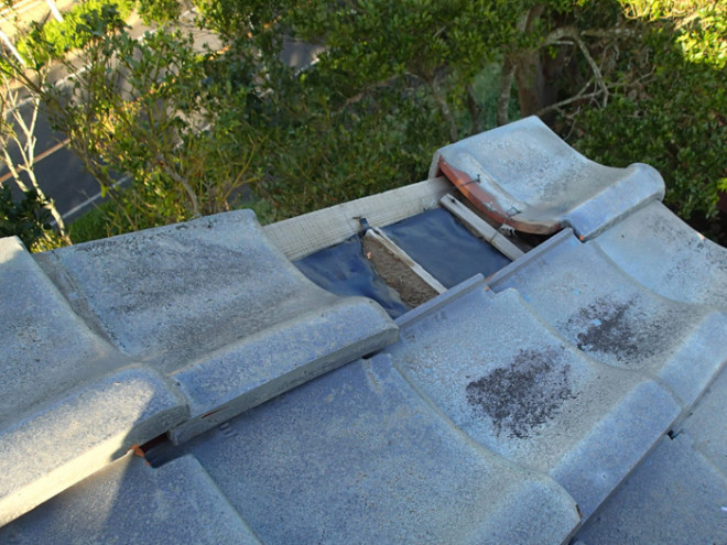 相模原市南区若松でケラバ付近の瓦が落下し雨漏りが発生