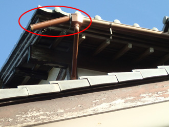 雨樋が壊れている