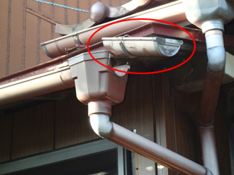 雨樋が外れかかっている